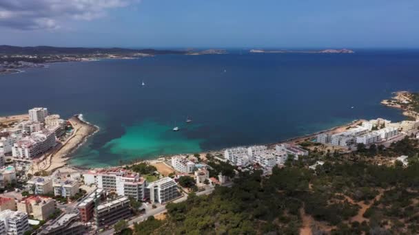 Ibiza Spains Balearic群岛西海岸Sant Antoni Portmany镇的无人驾驶飞机镜头 显示夏季无人驾驶飞机在海滨森林地区着陆 — 图库视频影像