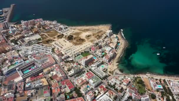 Ibiza Spains Balearic群岛西海岸Sant Antoni Portmany镇的无人驾驶飞机镜头 显示了海滨和Cal Des Moro海滩上的船只在海里 — 图库视频影像