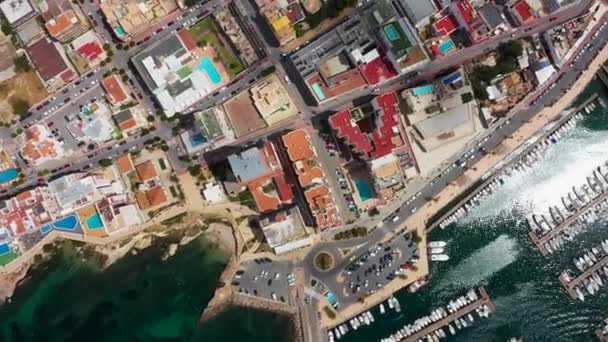 スペインのバレアレス諸島のイビザ島にあるサンアントニ村の空中ドローン映像ボート港を示し ホテルや家を越えて村を飛んでいます — ストック動画