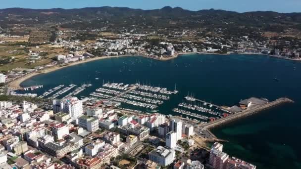 西班牙巴利阿里群岛Ibiza岛上Sant Antoni村海滩的无人驾驶飞机镜头 显示正在划船的港口和Ibiza称为Playa San Antonio的海滩 — 图库视频影像