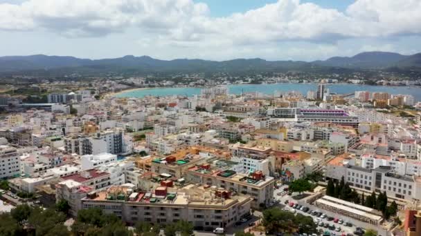 位于西班牙巴利阿里群岛Ibiza西海岸的Sant Antoni Portmany镇的无人驾驶飞机镜头 显示了夏季市中心酒店的海景 — 图库视频影像
