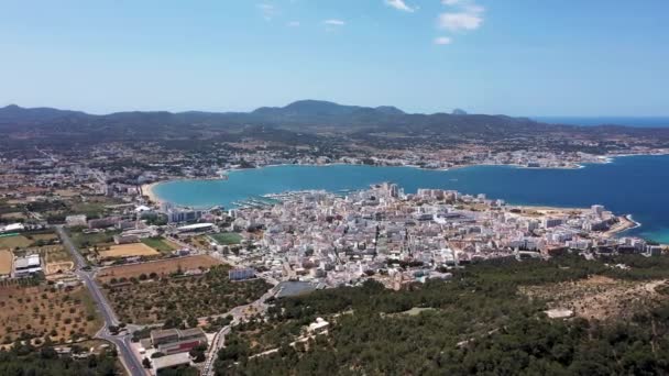 位于西班牙巴利阿里群岛Ibiza西海岸的Sant Antoni Portmany镇的无人驾驶飞机镜头 显示了夏季市中心酒店的海景 — 图库视频影像