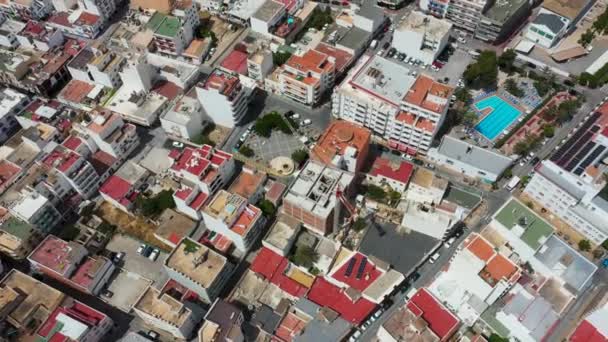 西班牙巴利阿里群岛Ibiza西海岸Sant Antoni Portmany镇的无人驾驶飞机镜头 在阳光明媚的夏日展示了村里的酒店和企业 — 图库视频影像