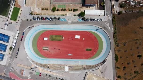 西班牙巴利阿里群岛Ibiza岛上的Sant Antoni村体育场的无人驾驶飞机镜头 显示夏季跑道体育场的运行情况 — 图库视频影像
