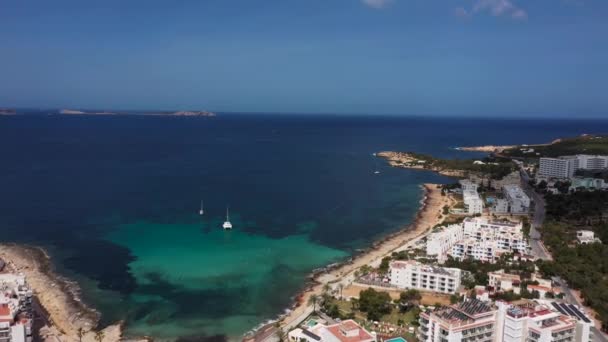 Ibiza Spains Balearic群岛西海岸Sant Antoni Portmany镇的无人驾驶飞机镜头 显示了海滨和Cal Des Moro海滩上的船只在海里 — 图库视频影像