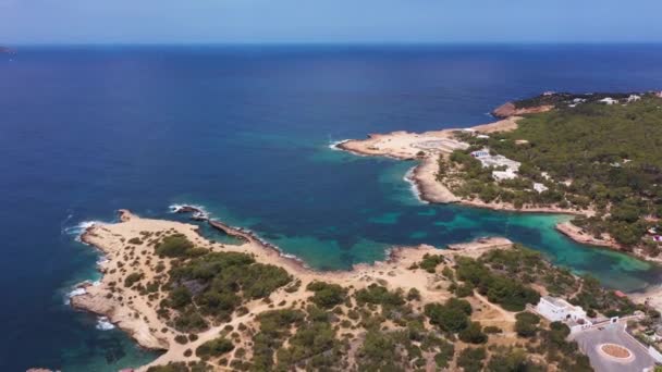 西班牙巴利阿里群岛Ibiza岛Sant Antoni村一个名为Ad Cala Graci的海滩的无人驾驶飞机镜头 显示夏季的海景和海滨 — 图库视频影像