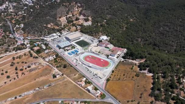 西班牙巴利阿里群岛Ibiza岛上的Sant Antoni村体育场的无人驾驶飞机镜头 显示夏季跑道体育场的运行情况 — 图库视频影像