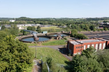 Kirkheaton, Huddersfield köyünün hava aracı fotoğrafı, Batı Yorkshire İngiltere 'nin Kirklees ilçesinde güneşli bir günde büyük bir su geri dönüşüm fabrikasını gösteriyor.
