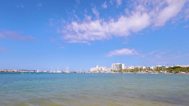 西班牙巴利阿里群岛伊比萨岛圣安东尼奥尼德波尔多镇海滩的影像 显示夏季的海景和海滨 — 图库视频影像