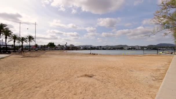 西班牙Ibiza的Sant Antoni Portmany镇的时差录像显示了海滩上经过的人和云 — 图库视频影像