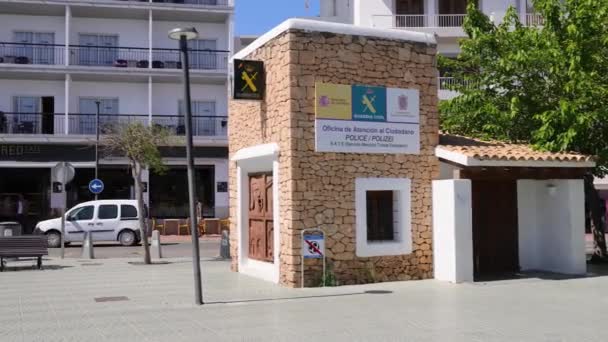 2023年5月24日 Ibiza Sant Antoni Portmany 西班牙Ibiza Sant Antoni Portmany镇的录像 显示夏季用石头建成的一个旧派出所 — 图库视频影像