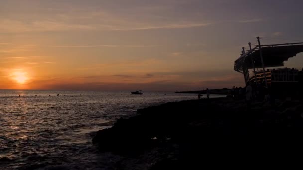 西班牙伊比萨市圣安东尼奥尼 波尔多镇的照片显示 夏季炎热的夜晚 美丽的海滩和地平线上的夕阳西下 — 图库视频影像
