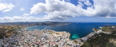 İbiza İspanya 'nın güzel şehri Sant Antoni de Portmany' nin geniş açılı büyük hava fotoğrafı yaz mevsiminde tüm şehri ve okyanus plajını gösteriyor..