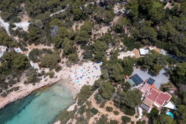 İspanya 'nın Balear Adaları' ndaki İbiza adasındaki Sant Antoni de Portmany kasabasındaki Cala Gracioneta adlı bir plajın insansız hava aracı fotoğrafı..
