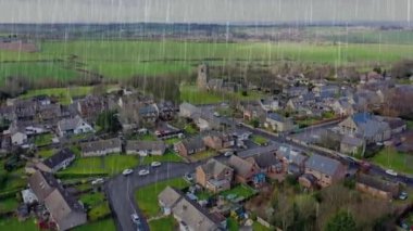 Huddersfield ve Wakefield arasında yer alan İngiltere 'nin Batı Yorkshire kentindeki Emley köyünün insansız hava aracı görüntüleri, soğuk bir kış günü yağmur yağdığında konut evlerini gösteriyor.