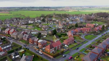 Huddersfield ve Wakefield arasında yer alan İngiltere 'nin Batı Yorkshire kentindeki Emley köyünün insansız hava aracı görüntüleri sonbaharda soğuk bir kış günü konut evlerini gösteriyor..