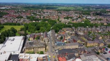 İngiltere, Leeds West Yorkshire 'daki Morley kasabasının hava aracı görüntüleri güneşli bir yaz gününde güzel İngiliz kasabasının ana caddesini ve konutlarını yukarıdan gösteriyor..
