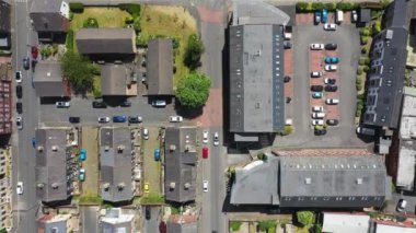 İngiltere, Leeds West Yorkshire 'daki Morley kasabasının hava aracı görüntüleri güneşli bir yaz gününde İngiltere' nin güzel ana caddesini ve konutlarını yukarıdan gösteriyor..