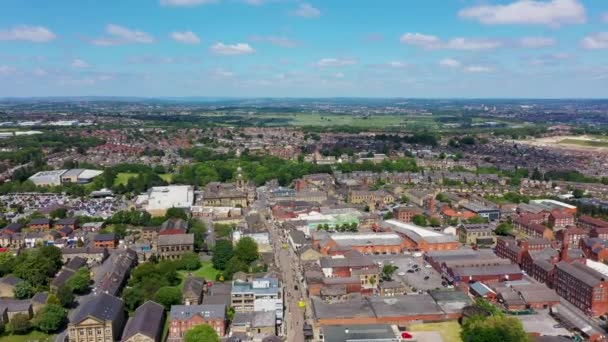 リーズ ウエスト ヨークシャーのモーリー町の空中ドローン映像晴れた夏の日に上から美しい英国の町のメインストリートと住宅団地を示しています — ストック動画
