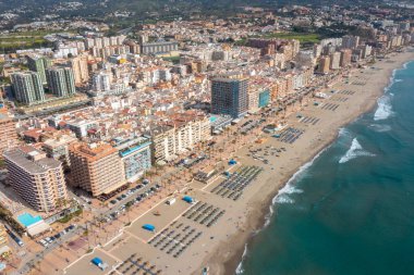 İspanya 'nın Malaga kıyı kasabası Fuengirola' nın önündeki güzel kumsalın insansız hava aracı fotoğrafı. Costa Del Sol, büyük kumsalları, otelleri ve daireleri gösteriyor.
