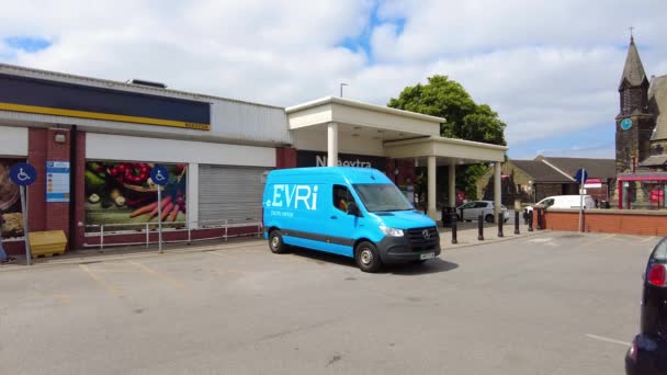 利兹英国 2023年6月8日 位于英国西约克郡利兹的比斯顿市郊的Nisa超市停车场 展示了停车场和交付的Evri面包车的镜头 — 图库视频影像