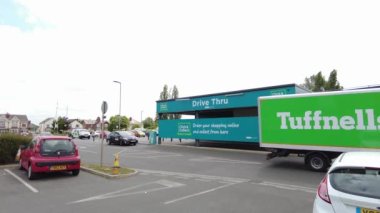 Leeds UK, 8 Haziran 2023: Leeds, West Yorkshire UK 'deki Beeston banliyösündeki Asda süpermarketindeki otoparkta Drive Thru alışveriş tıklama ve toplanan istasyon kamera görüntüleri gösteriliyor.