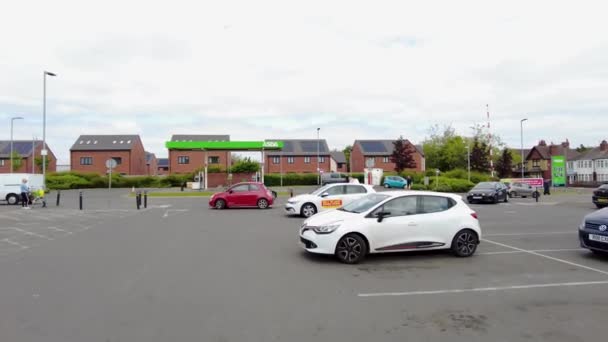 利兹英国 2023年6月8日 位于英国西约克郡利兹贝斯顿郊区阿斯达超市的停车场 展示了夏季停车场和超市的镜头 — 图库视频影像