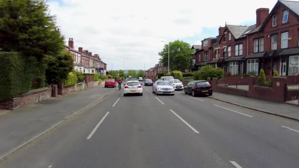 利兹英国报 2023年6月8日 英国西约克郡利兹的贝斯顿郊区的镜头 展示了夏季英国道路上一辆自行车和骑自行车的镜头 — 图库视频影像