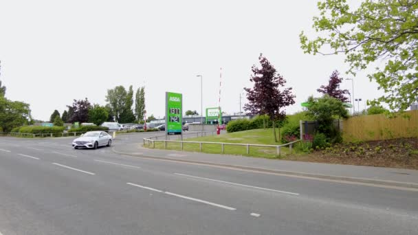 Leeds Giugno 2023 Parcheggio Nel Supermercato Asda Nella Periferia Beeston — Video Stock