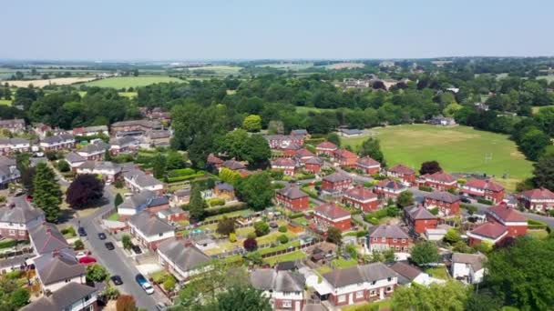 夏時間の暑い晴れた日に町の周りの住宅団地を示すワシントン市 西ヨークシャー イングランドのヘムズワースの美しい小さな英国の町の空中映像 — ストック動画