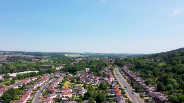 夏季阳光灿烂的日子里 利兹西约克郡奥特利镇居民街道和道路的无人驾驶飞机镜头显示了英国的住宅区和郊区 — 图库视频影像