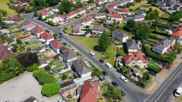夏季阳光灿烂的日子里 利兹西约克郡奥特利镇居民街道和道路的无人驾驶飞机镜头显示了英国的住宅区和郊区 — 图库视频影像