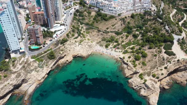 스페인의 아름다운 드롬의 무인기 영상에는 칼라알 마드바 해변의 사람들 휴식을 — 비디오