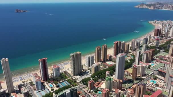 夏季西班牙美丽的城市贝尼多姆的空中无人驾驶飞机镜头 显示了莱文特广场海滩和夏季城里的高层公寓和酒店 — 图库视频影像