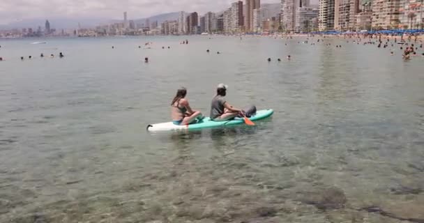 2023 스페인의 아름다운 드롬에 사람들을 파종시키고 플라야데 레반테 해변에서 휴가중에 — 비디오
