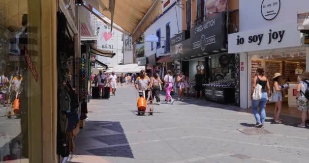 2023 스페인의 아름다운 도시베니 시간에 양쪽에 도시의 거리를 사람들의 — 비디오