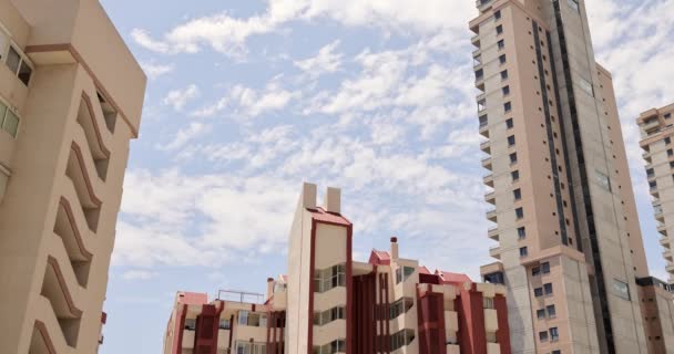 Imágenes Lapso Tiempo Nubes Que Recorren Edificios Apartamentos Ciudad Benidorm — Vídeos de Stock