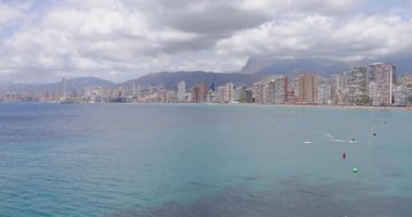 İspanya 'daki Benidorm şehrinin güneşli yaz günlerinde, playa de Levante plajlarını gösteren görüntüleri.