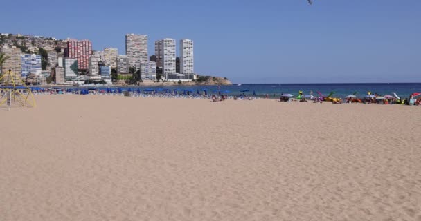 스페인 베니돔의 아름다운 도시의 촬영은 여름에 화창한 전면과 Levante 해변을 — 비디오