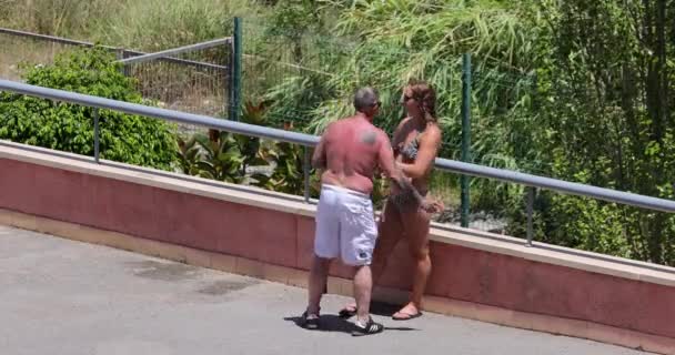西班牙贝尼多姆 2023年7月1日 西班牙美丽城市贝尼多姆的一段录像 画面中一个男人在阳光下与一个女人调情和交谈 — 图库视频影像