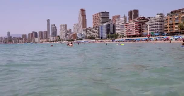 西班牙贝尼多尔姆 2023年7月1日 西班牙美丽城市贝尼多尔姆的形象 展示了繁忙的莱文特广场海滩 人们在海滩上放松和晒太阳度假 — 图库视频影像