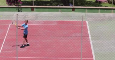 Benidorm İspanya, 1 Temmuz 2023: Sıcak bir yaz gününde tenis oynayan genç bir yetişkin