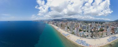 İspanya 'daki Benidorm şehrinin geniş açılı panoramik fotoğrafı Benidorm' un tamamının panoramik drone görüntüsünü gösteriyor.