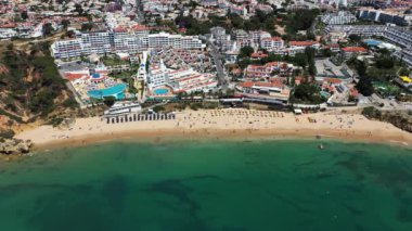 Portekiz 'deki Albufeira sahilinin hava görüntüleri Praia de Albufeira ve Praia da Oura Sahili' ni ve güneşli bir yaz gününde kumsallara vuran dalgaları gösteriyor.
