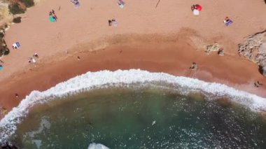 Portekiz 'deki Albufeira sahilinin hava görüntüleri Praia de Albufeira ve Praia da Oura Sahili' ni ve güneşli bir yaz gününde kumsallara vuran dalgaları gösteriyor.