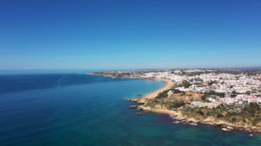 Portekiz 'deki Albufeira sahilinin hava görüntüleri Praia de Albufeira Sahili' ni ve güneşli bir yaz gününde kumsallara vuran dalgaları gösteriyor..