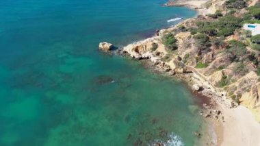 Portekiz 'deki Albufeira sahilinin hava görüntüleri Praia de Albufeira Sahili' ni ve güneşli bir yaz gününde kumsallara vuran dalgaları gösteriyor..