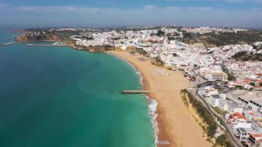 Portekiz 'deki Albufeira sahilinin hava görüntüleri, Praia da Oura Sahili' ni ve güneşli bir yaz gününde kumsallara vuran dalgaları gösteriyor.