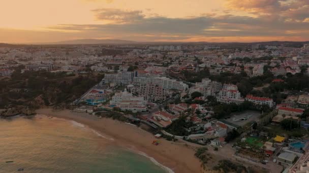 葡萄牙阿尔布菲拉美丽海滨的空中镜头 显示了阿尔布菲拉草原海滩和海浪在金色沙滩上冲撞的情景 背景是日落 — 图库视频影像