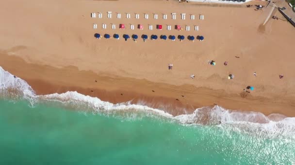 Přímo Dolů Letecké Záběry Krásné Pláže Před Albufeira Portugalsku Ukazující — Stock video